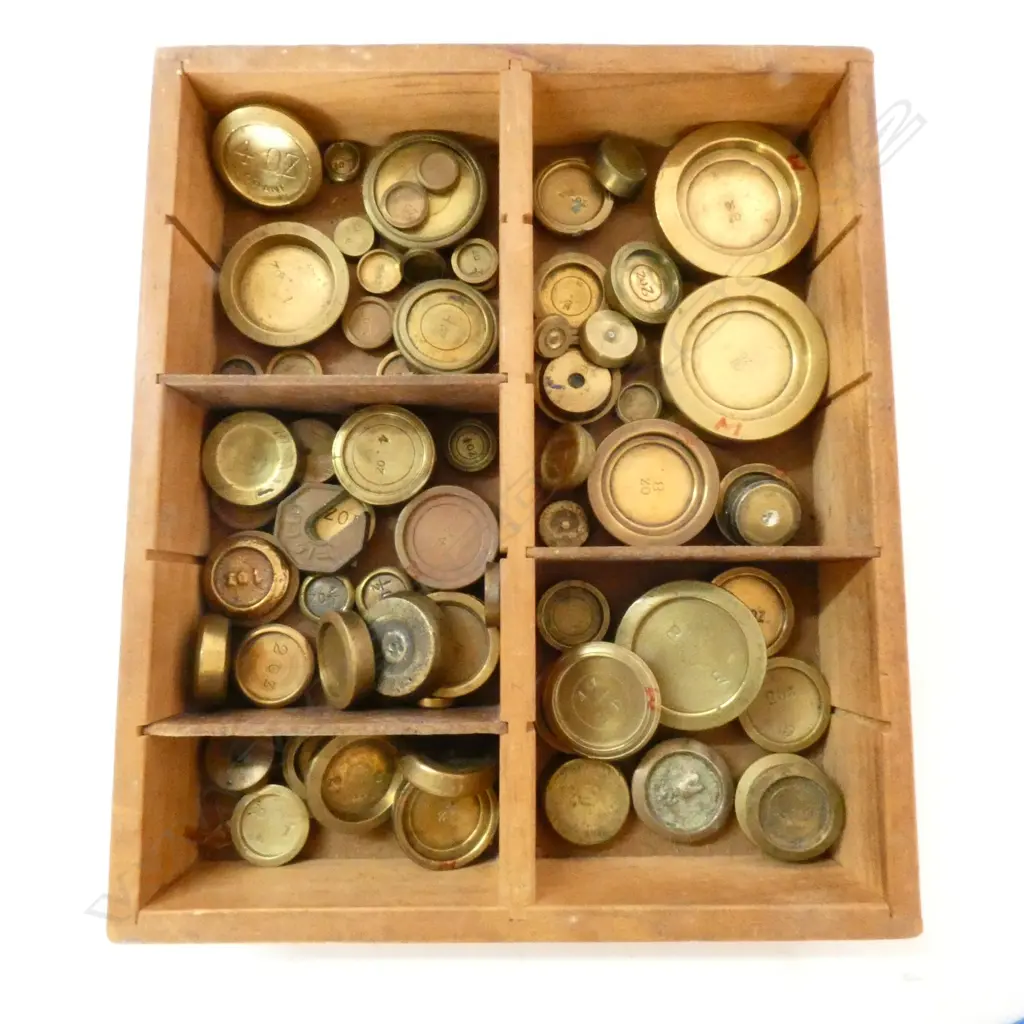 DIVIDED TRAY OF 40+ VARIOUS BRASS NESTING WEIGHTS Image 1++